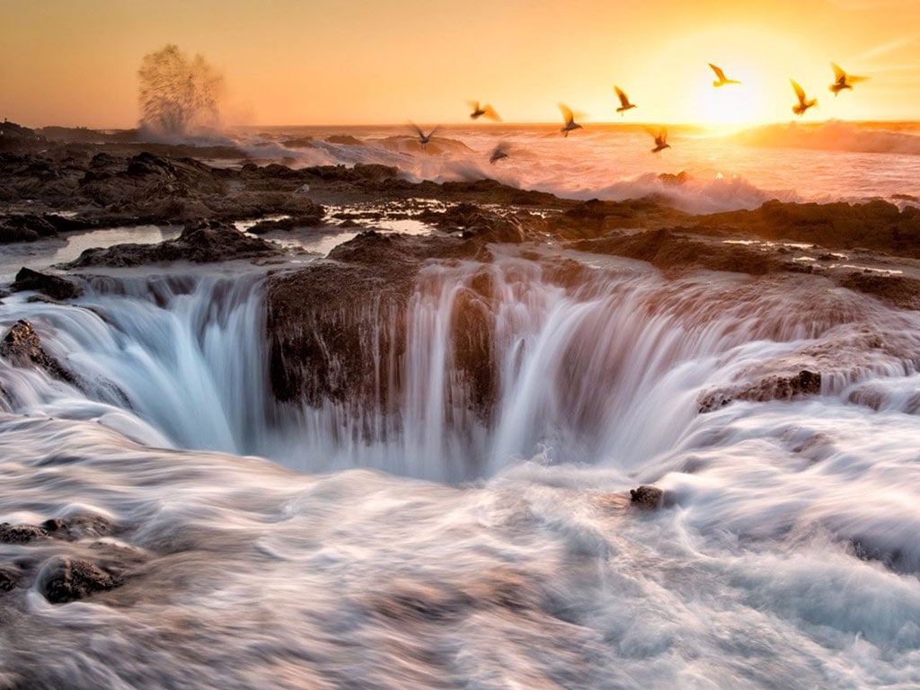Giếng của Thor nằm ở rìa bờ biển Oregon là một thác nước mặn hình thành nhờ Thái Bình Dương. Nơi này đẹp nhất khi thủy triều dâng cao hay trong những cơn bão (tuy nhiên những lúc đó rất nguy hiểm cho người đứng gần).